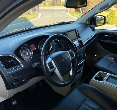 Chrysler Town &amp; Country cena 58000 przebieg: 217000, rok produkcji 2016 z Ciechanowiec małe 254
